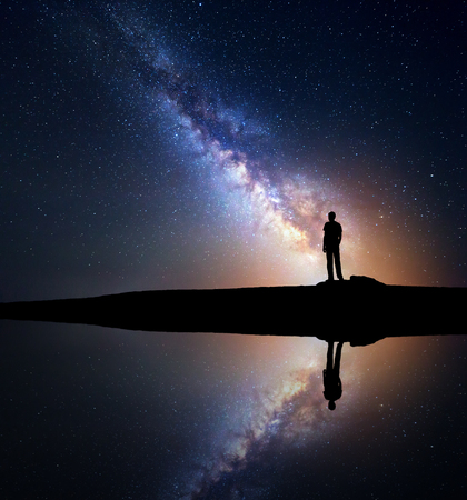 hombre solo en la noche